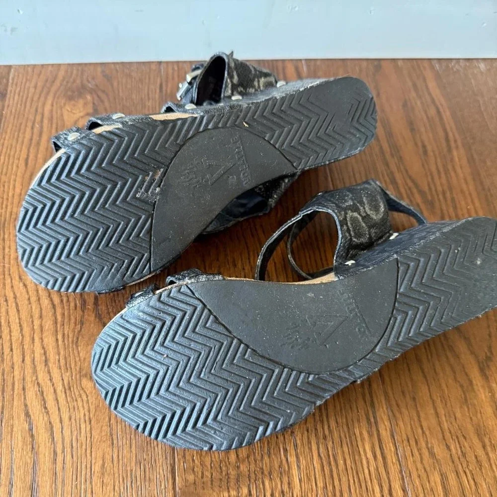 Volatile black platform